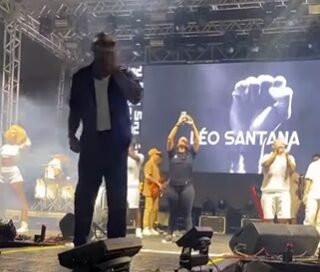 Leo Santana reforça torcida por vitória de Davi durante show  em Mata de Sao João
