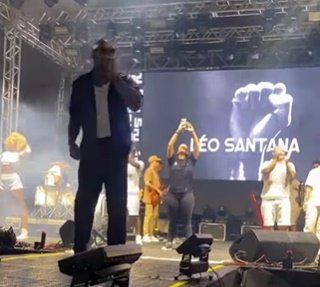 Leo Santana reforça torcida por vitória de Davi durante show  em Mata de Sao João