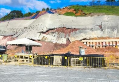 VÍDEO: Obra de contenção de encosta cede em centro abastecimento do Mercado Livre na Bahia