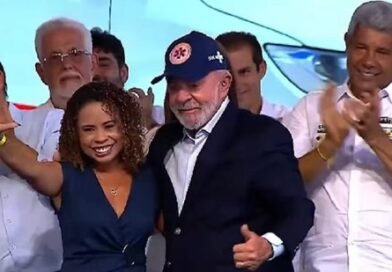 Prefeita de Gandu se emociona ao discursar para Lula durante entrega de ambulâncias do SAMU pelo Novo PAC