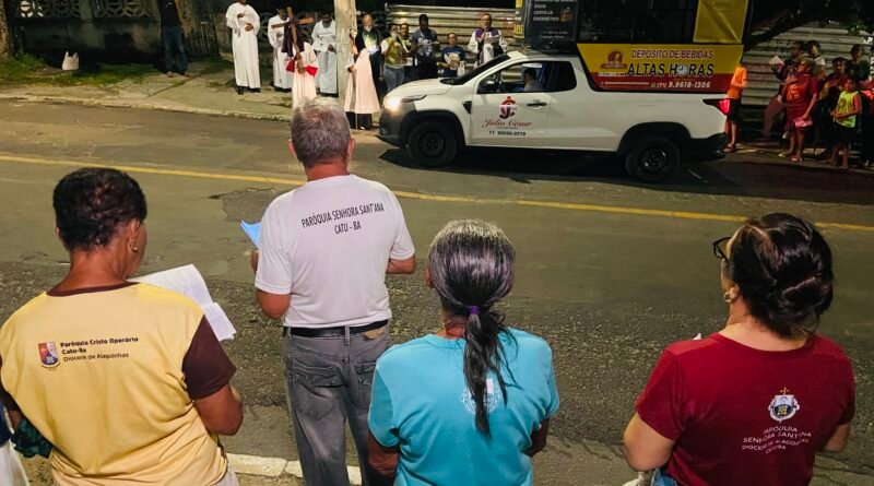 Fiéis participam de Via-Sacra em Catu e revivem tradição que antecede a Sexta-feira da Paixão