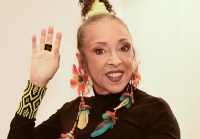 Menina em situação de rua que conquistou Nova York lança livro na Bienal do Livro da Bahia