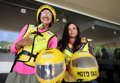 Mototaxistas e motofretistas recebem kits de segurança e certificação em Feira de Santana