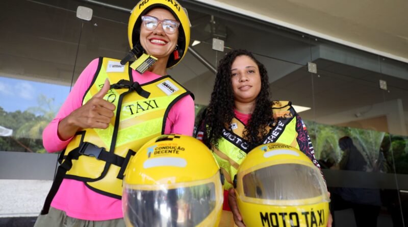 Mototaxistas e motofretistas recebem kits de segurança e certificação em Feira de Santana