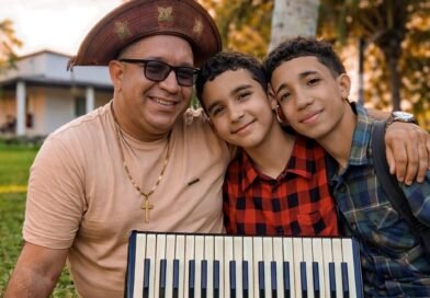 Dudu Francis lança série familiar de forró com participação de Adelmário Coelho