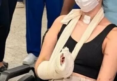 Jovem esfaqueada após negar pedido de namoro recebe alta depois de 28 dias internada no Rio