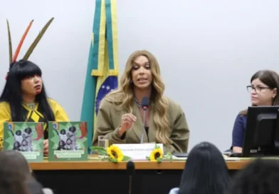 Erika Hilton é eleita presidente da Comissão da Mulher na Câmara após votação apertada e provoca debate sobre inclusão de mulheres trans