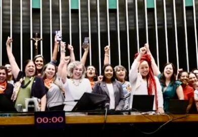 Câmara aprova projeto que permite porte de spray de pimenta por mulheres para defesa pessoal