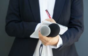 PEC do Diploma reacende debate sobre qualidade da informação após FENAJ criticar uso de influenciadores na Copa do Mundo