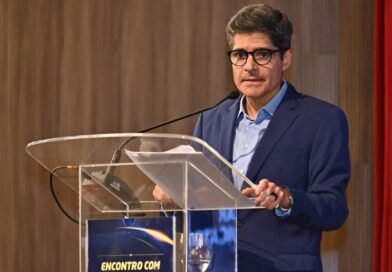 ACM Neto propõe auxílio de até 24 meses e incentivo à independência financeira para mulher vítima de violência