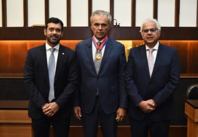 Henrique Salvador é homenageado pela ALBA com Comenda 2 de Julho