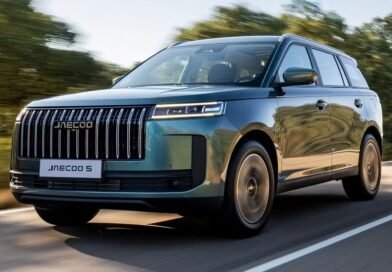 Com karaokê a bordo e bancos à prova de pets, Jaecoo 5 estreia na Bahia em noite retrô na nova Kazza Motors