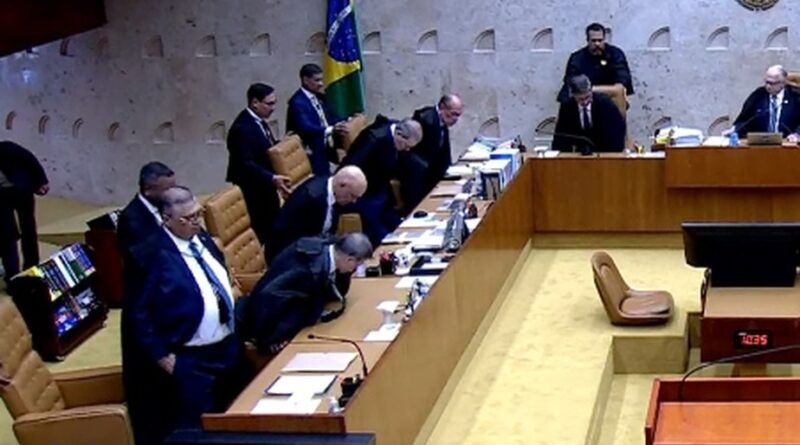 STF encerra sessão sem decisão sobre investigação de Moraes após pedido de vista de Flávio Dino