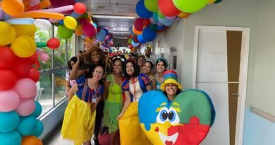 Música, personagens e brinquedos levam alegria a crianças internadas no HEC, em Feira de Santana
