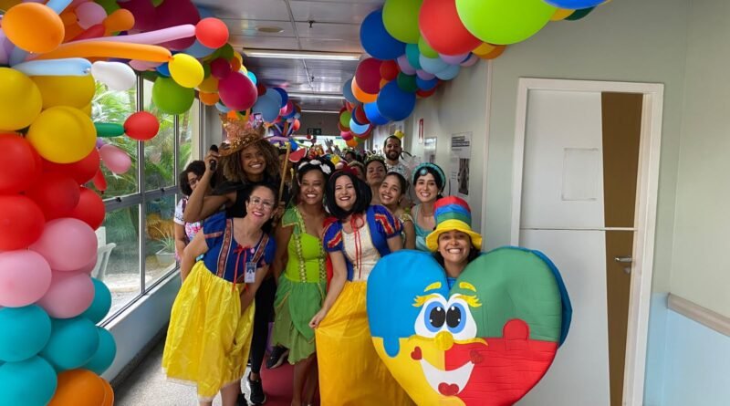 Música, personagens e brinquedos levam alegria a crianças internadas no HEC, em Feira de Santana