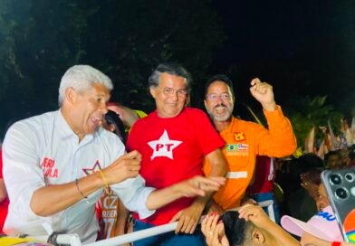 Jerônimo Rodrigues realiza caminhada em Catu com presença de Radiovaldo Costa