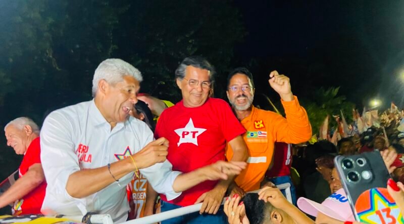 Jerônimo Rodrigues realiza caminhada em Catu com presença de Radiovaldo Costa