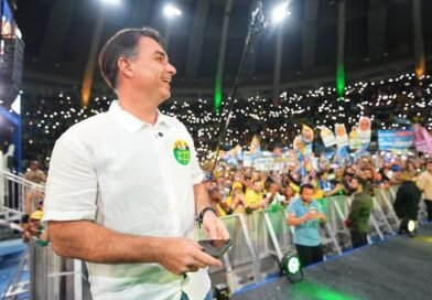 Flávio Bolsonaro deverá receber Título de Cidadão Soteropolitano por iniciativa de Cezar Leite (PL)