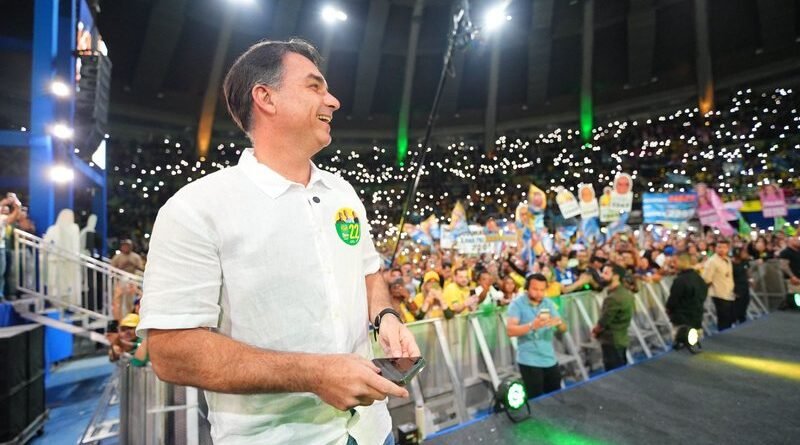 Flávio Bolsonaro deverá receber Título de Cidadão Soteropolitano por iniciativa de Cezar Leite (PL)