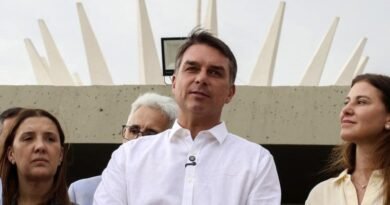 Flávio Bolsonaro confirma presença em debate da Band após Lula anunciar participação