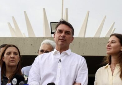 Flávio Bolsonaro confirma presença em debate da Band após Lula anunciar participação