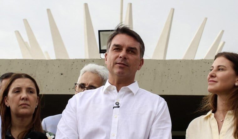 Flávio Bolsonaro confirma presença em debate da Band após Lula anunciar participação