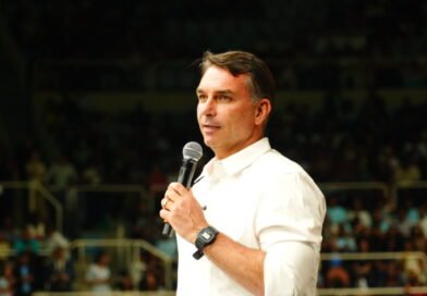 Justiça suspende título de cidadão de Salvador para Flávio Bolsonaro após onda de críticas