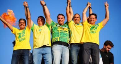 Flávio Bolsonaro reúne apoiadores em ato no Farol da Barra e recebe título de Cidadão Soteropolitano