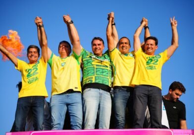 Flávio Bolsonaro reúne apoiadores em ato no Farol da Barra e recebe título de Cidadão Soteropolitano