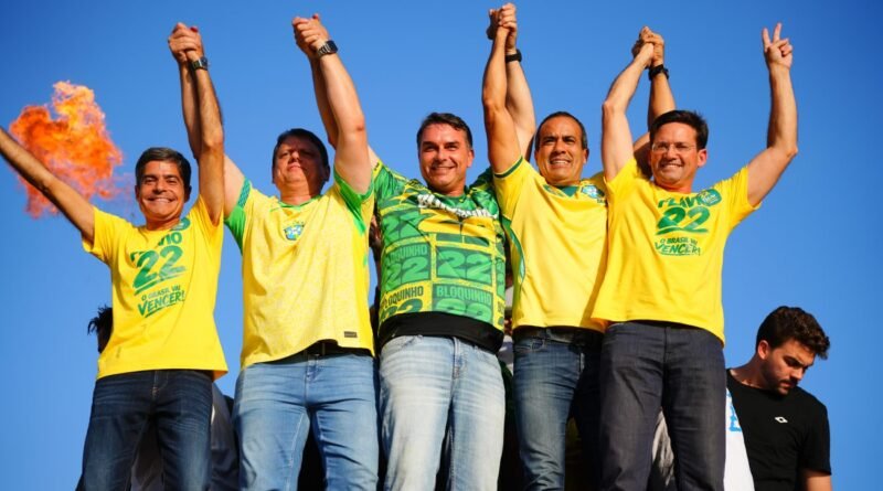 Flávio Bolsonaro reúne apoiadores em ato no Farol da Barra e recebe título de Cidadão Soteropolitano
