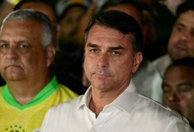 Flávio Bolsonaro deixa o Brasil após derrota nas urnas e aliados dizem que ele pedirá asilo a Trump