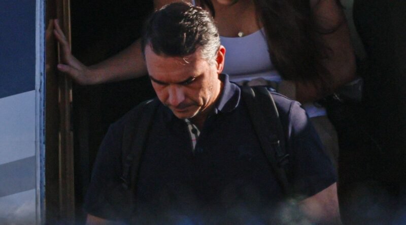 Após derrota eleitoral, Flávio Bolsonaro chega aos EUA após deixar o Brasil e descumprir ordem do STF